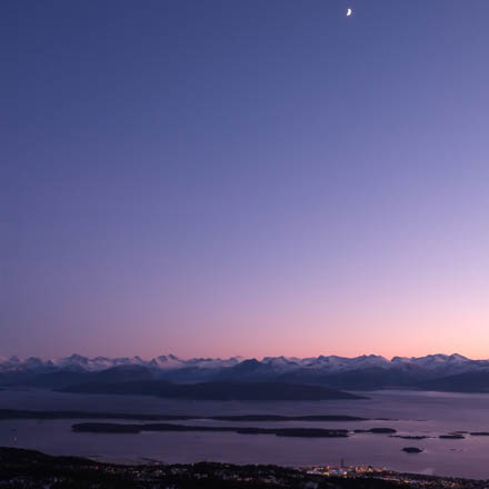 Foto: &copy; Bj&oslash;rn Ivar Haugen, "Moldeskj&aelig;rg&aring;rd i kveldslys"