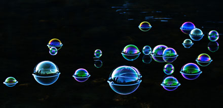 Foto: &copy; Belinda Renee Dragset, "Bobler p&aring; speilblankt vann"