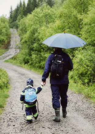 Foto: &copy; Belinda Renee Dragset, "Rusletur i regnet med bestefar"