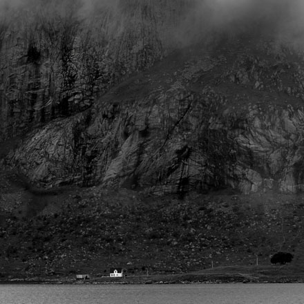 Foto: &copy; &Oslash;ystein Wiik, "Hvitt hus ved fjell"
