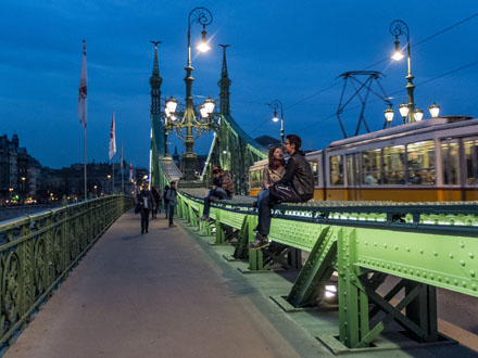 Foto: &copy; Svein Kvakland, "Date p&aring; brua"