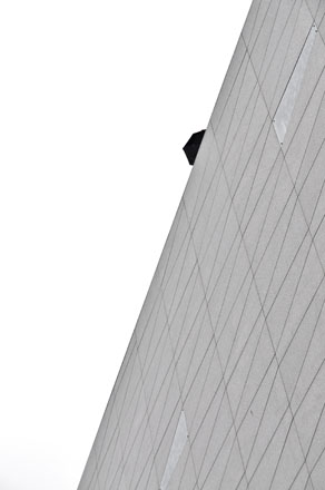 Foto: &copy; Svein Kvakland, "Regn p&aring; taket" 