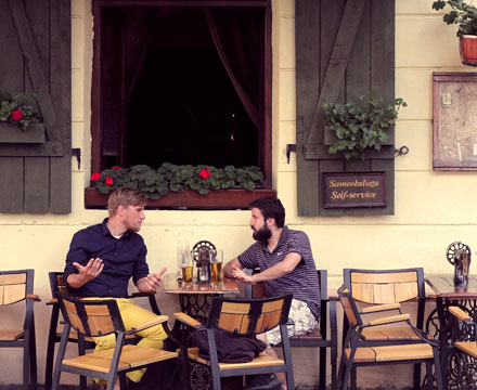 Foto: &copy; Tove Skive Hoel, "Samtale over en Singer"