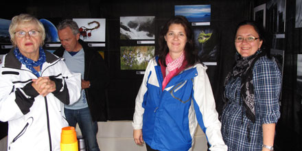 Bj&oslash;rn Ivar Haugen (t.v) og Leif Erling Aasan gratuleres av leder Jonas Hallberg Eggen.