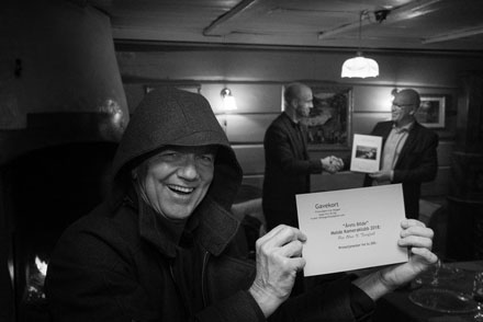 Roar Bech (t.v.) ble k&aring;ret til &Aring;rets fotgraf av Leif Erling Aasan, mens Ola N&oslash;st delte ut diplomet for &Aring;rets bilde til Eivind Sverre &Aring;slid. 