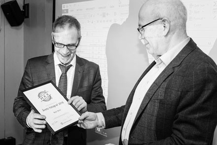 Roar Bech (t.v.) ble k&aring;ret til &Aring;rets fotgraf av Leif Erling Aasan, mens Ola N&oslash;st delte ut diplomet for &Aring;rets bilde til Eivind Sverre &Aring;slid. 