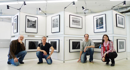 Molde Kameraklubbs utstilling er kommet p&aring; plass til Nordic Light. F.v. Eivind &Aring;slid, Bj&oslash;rn Ivar Haugen, Jonas Hallberg Eggen og Sarah Jo Baumann Larsen