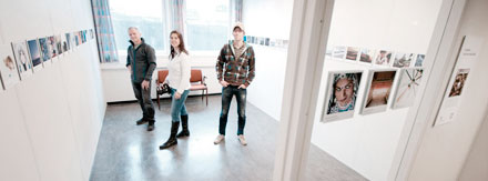 Molde Kameraklubbs utstilling er kommet p&aring; plass p&aring; Nordic Light. F.v. Bj&oslash;rn Ivar Haugen, Sarah Jo Baumann Larsen og &Oslash;ystein Nerland